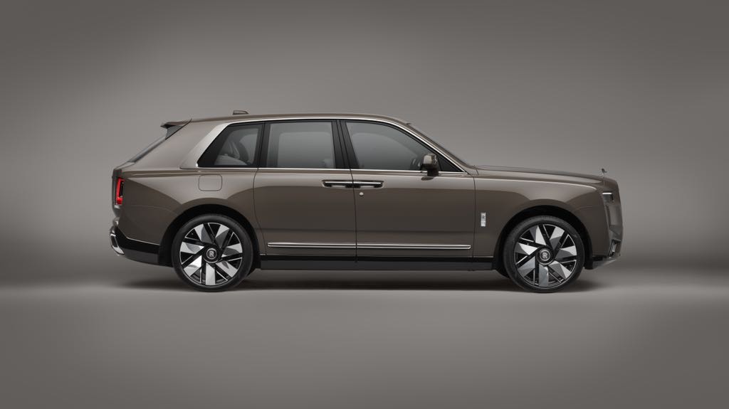 2024 Rolls-Royce Cullinan facelift side view