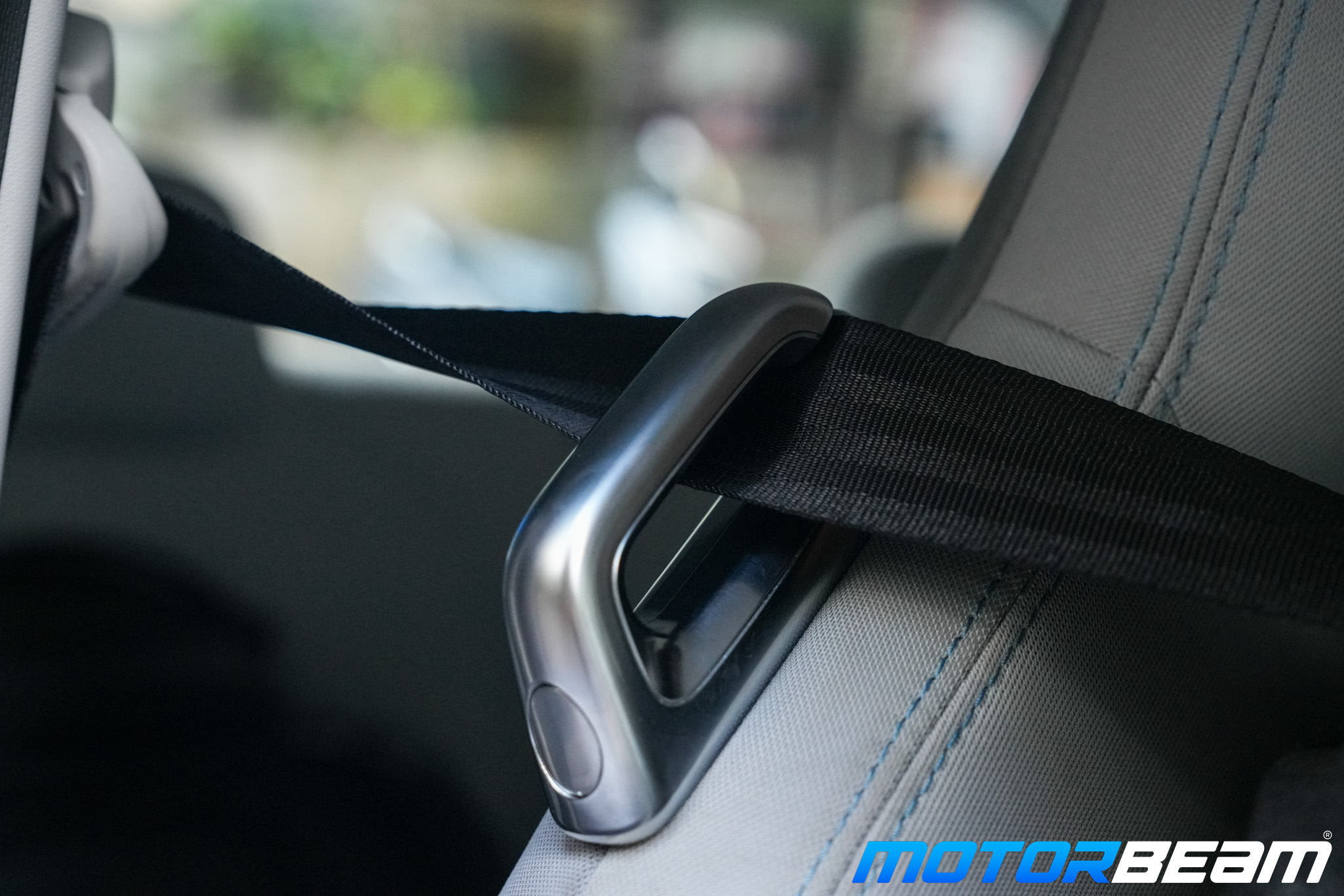 The driver's belt easily slides out of the holder, making it difficult to reach when you want to fasten the belt quickly.