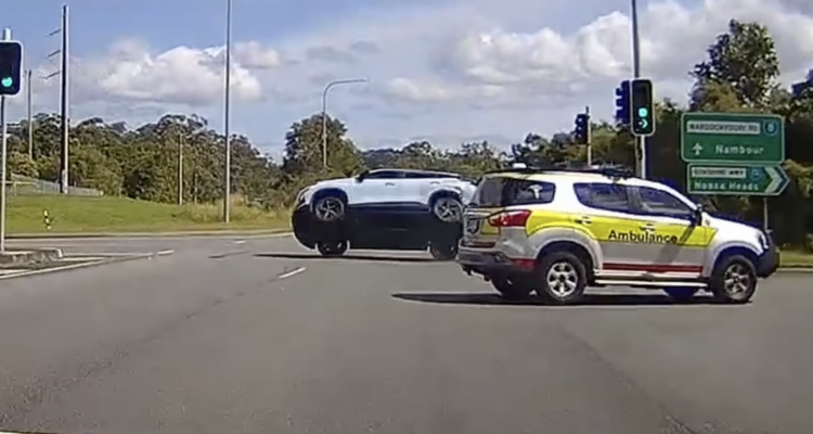 Dashcam captures ambulance slamming Chery onto roof