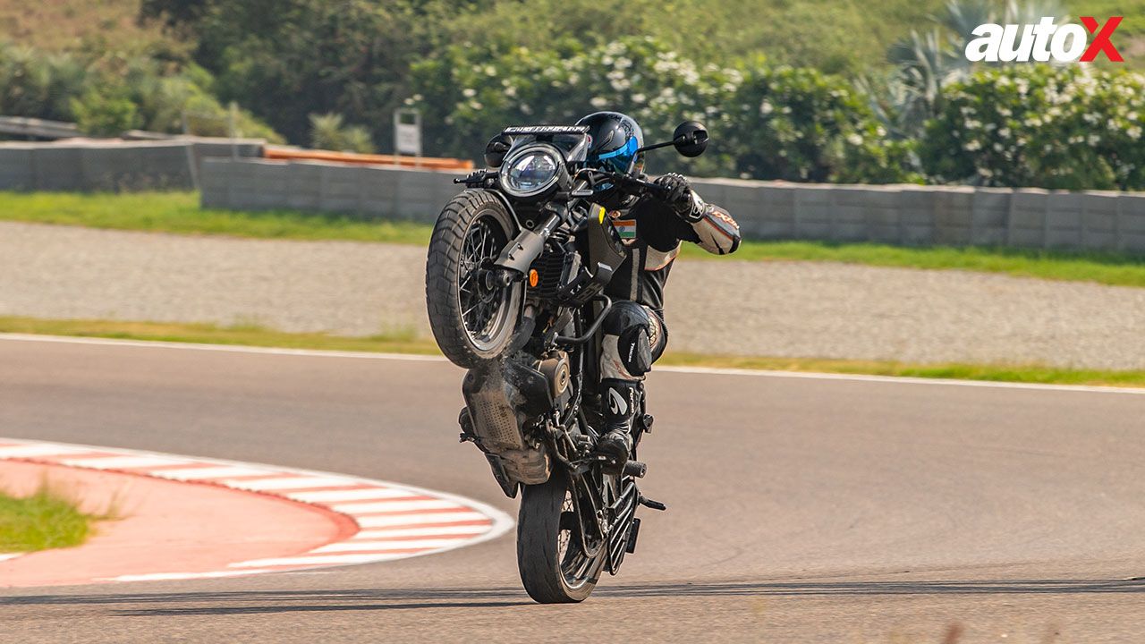 Husqvarna Svartpilen 401 Wheelie