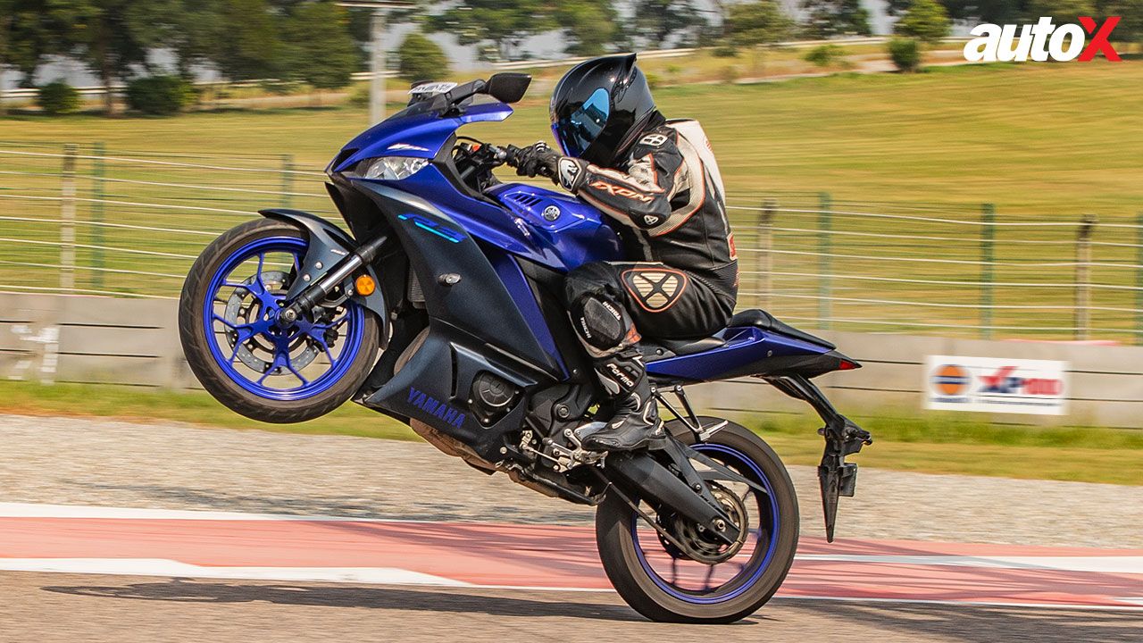 Yamaha R3 wheelie