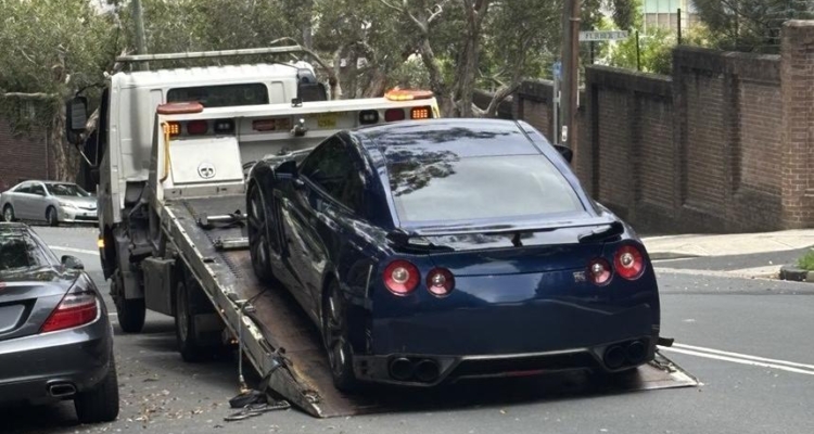 Police impound car after Nissan GT-R explodes on highway at nearly 190 km/h