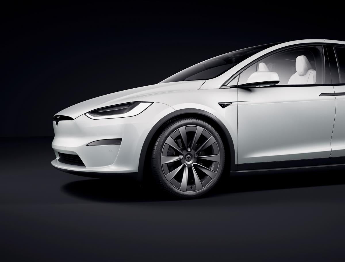 Tesla Model X headlights and parking lights may flash